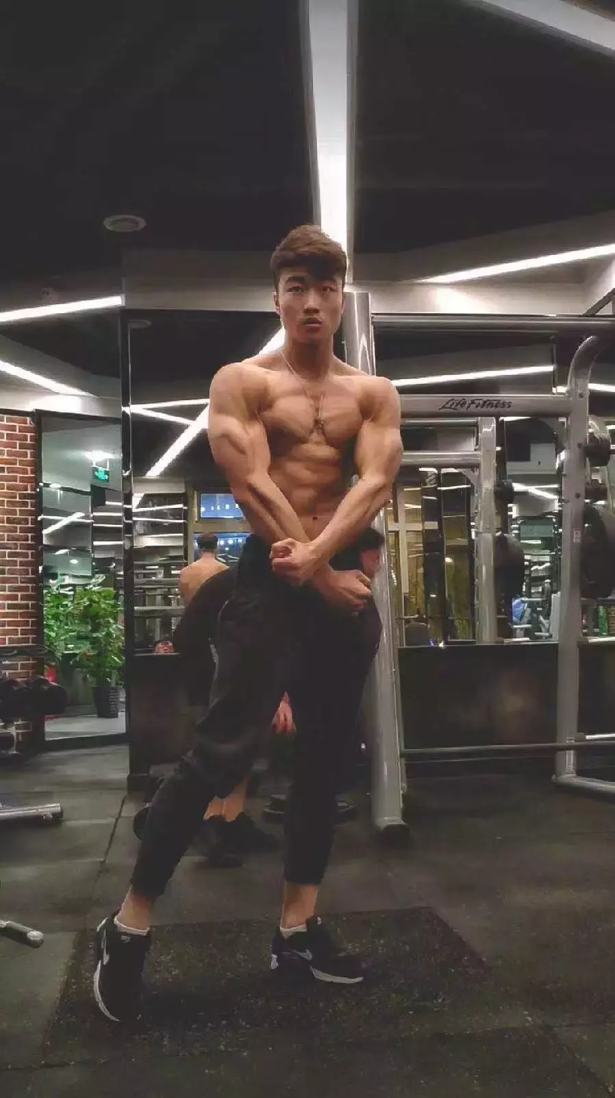 两次手术，不被家人看好，如今20岁的他成为高级私教，年薪三十万