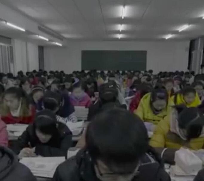 他高考以674分考上清华，采访中痛哭，父亲每天挑200担沙供他念书