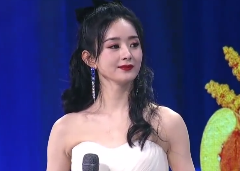 赵丽颖活动上收到粉丝信，现场读信泪汪汪，肉嘟嘟脸颊成焦点