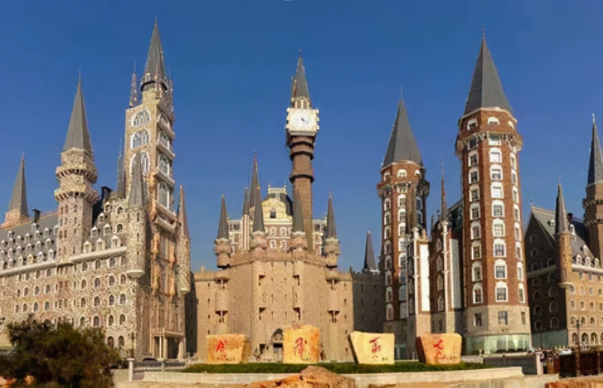 校园建筑独特的几所高校，号称“国产霍格沃茨”，魔幻气息十足