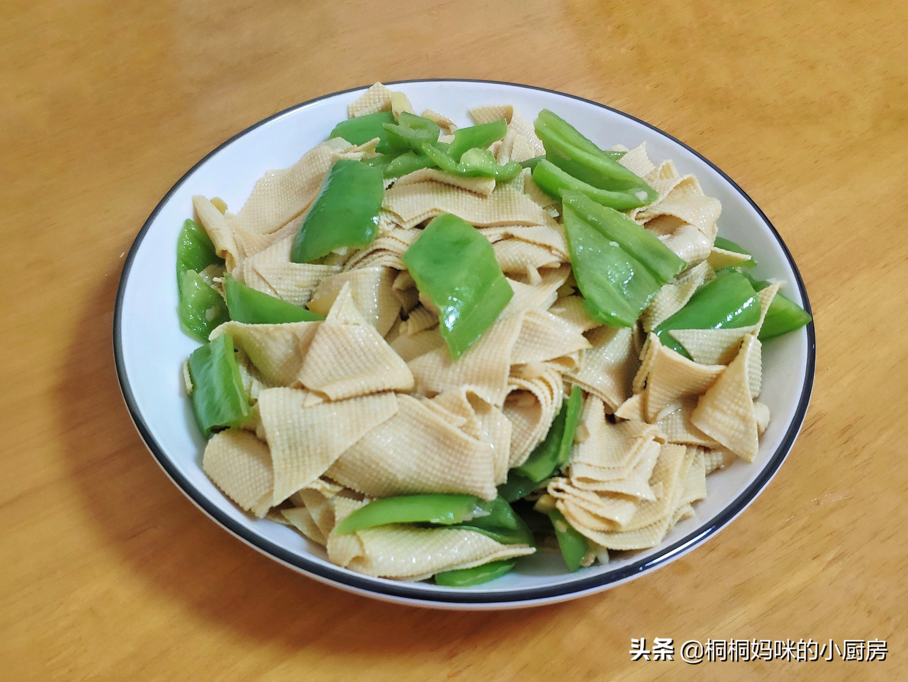 下班回家做饭，荤素搭配很家常，媳妇吃满意了，朋友说难怪吃不胖