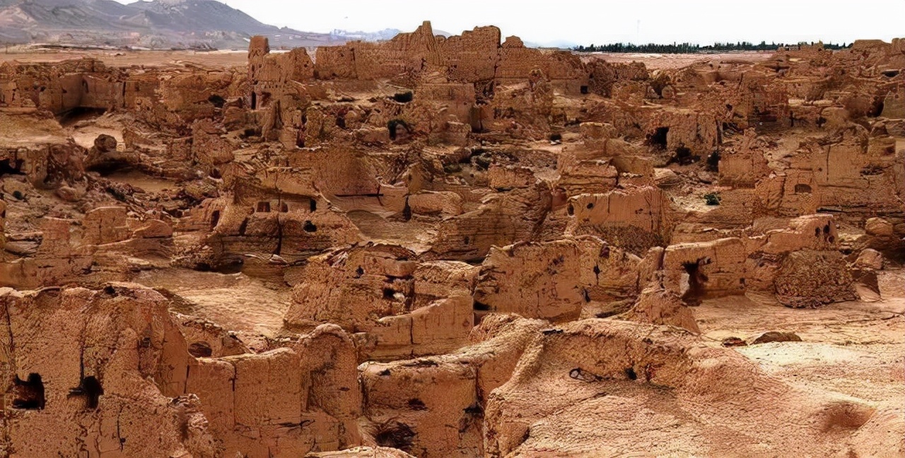 1964��10��13�գ��ҹ���һ��ԭ�ӵ���ըǰ���죬����г����˹���