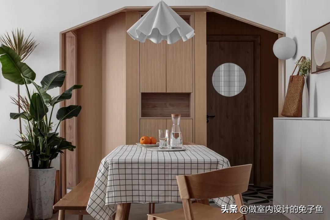 年轻夫妻的80㎡两居室，因“圆形”布置而走红，不要电墙太香了