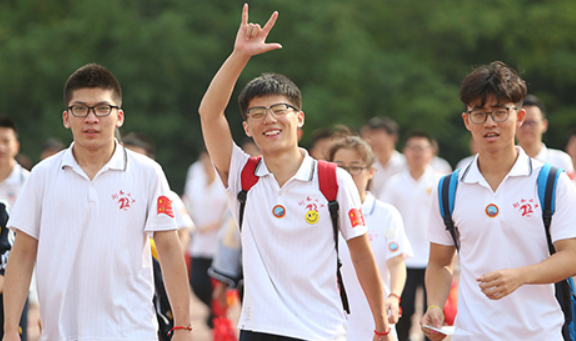 湖南考生拒绝保送清华，称要享受高考过程，后来考了多少分？