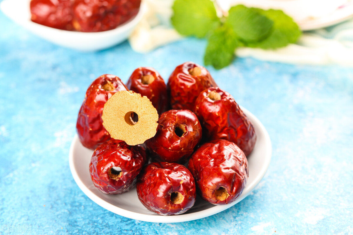 秋冬干燥寒冷，女人要多吃6种食材，补水又驱寒，面如桃花显年轻