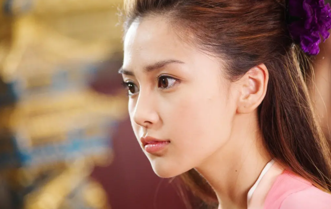 8位当红“妆感美人”，每一位都离不开化妆品，素颜与路人无差