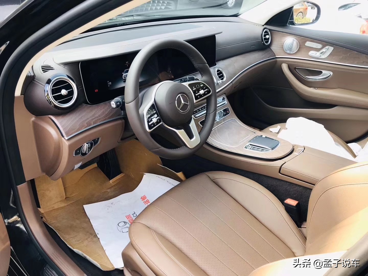 52万入手奔驰E300L，车主：就像缩小版奔驰S级，内饰豪华感十足