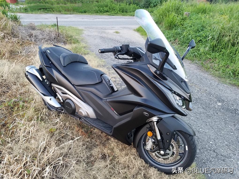 天浪650大贸价格售价11万的光阳ak550大踏板如何吸引眼球