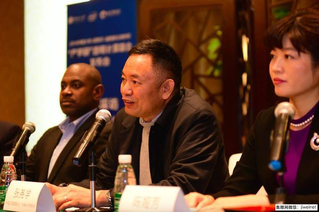 他出身农村，凭着刻苦成为985大学校长，被学生称为欧巴