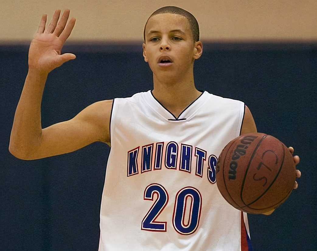 库里肌肉(7图看库里身材变化,从竹竿变肌肉男,汗水成就了他的伟大)