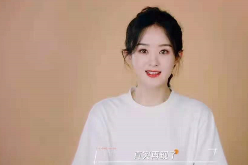 赵丽颖为消防员点赞！穿白T扎高马尾扮嫩美成校花，时尚感又强了