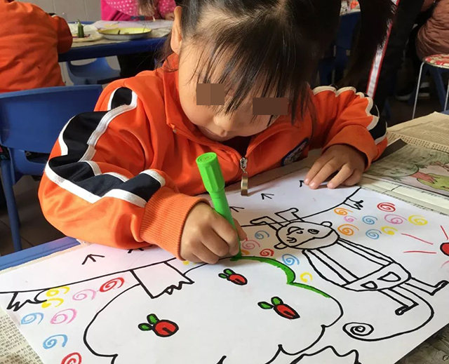 小学生画《我的妈妈》，虽充满爱意却让人想吐槽，老师：胆量真大