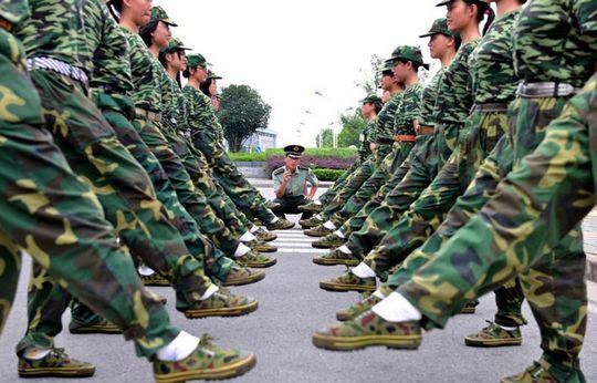 清华新生军训照流出，夜间拉练20公里，想上清华能否吃得了清华苦