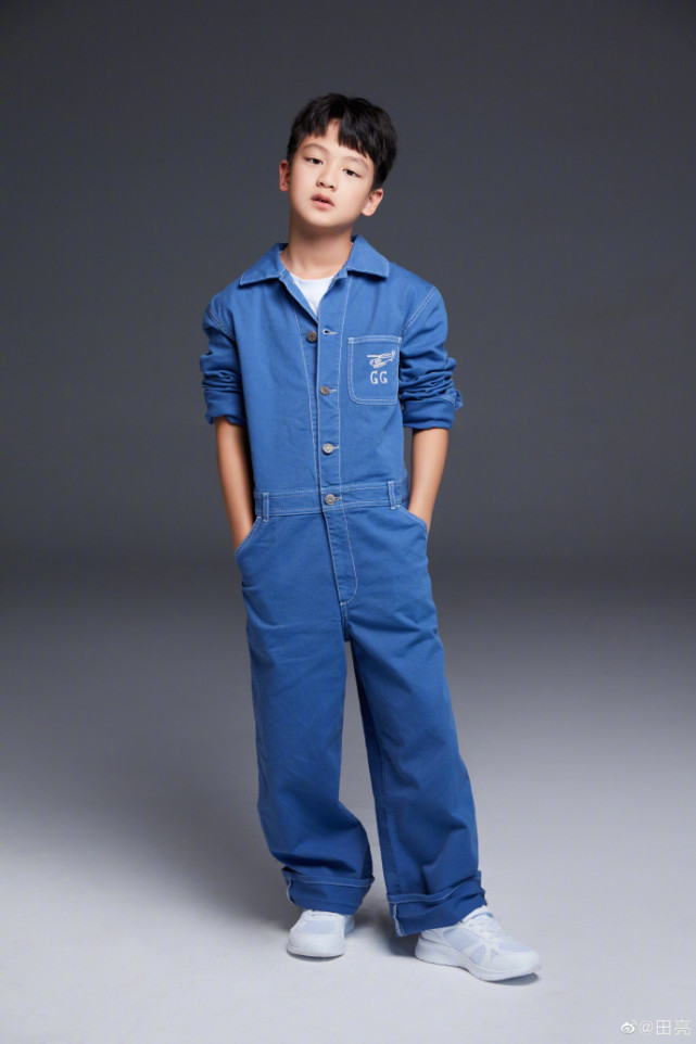 田亮晒与儿子写真，小亮仔插兜耍帅被调侃：想帅过老爸再等两年