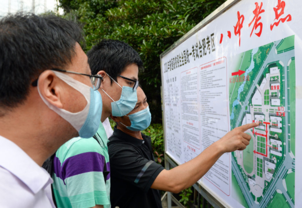 2021年高考在即，妈妈们身穿旗袍花样陪考，满满的“仪式感”