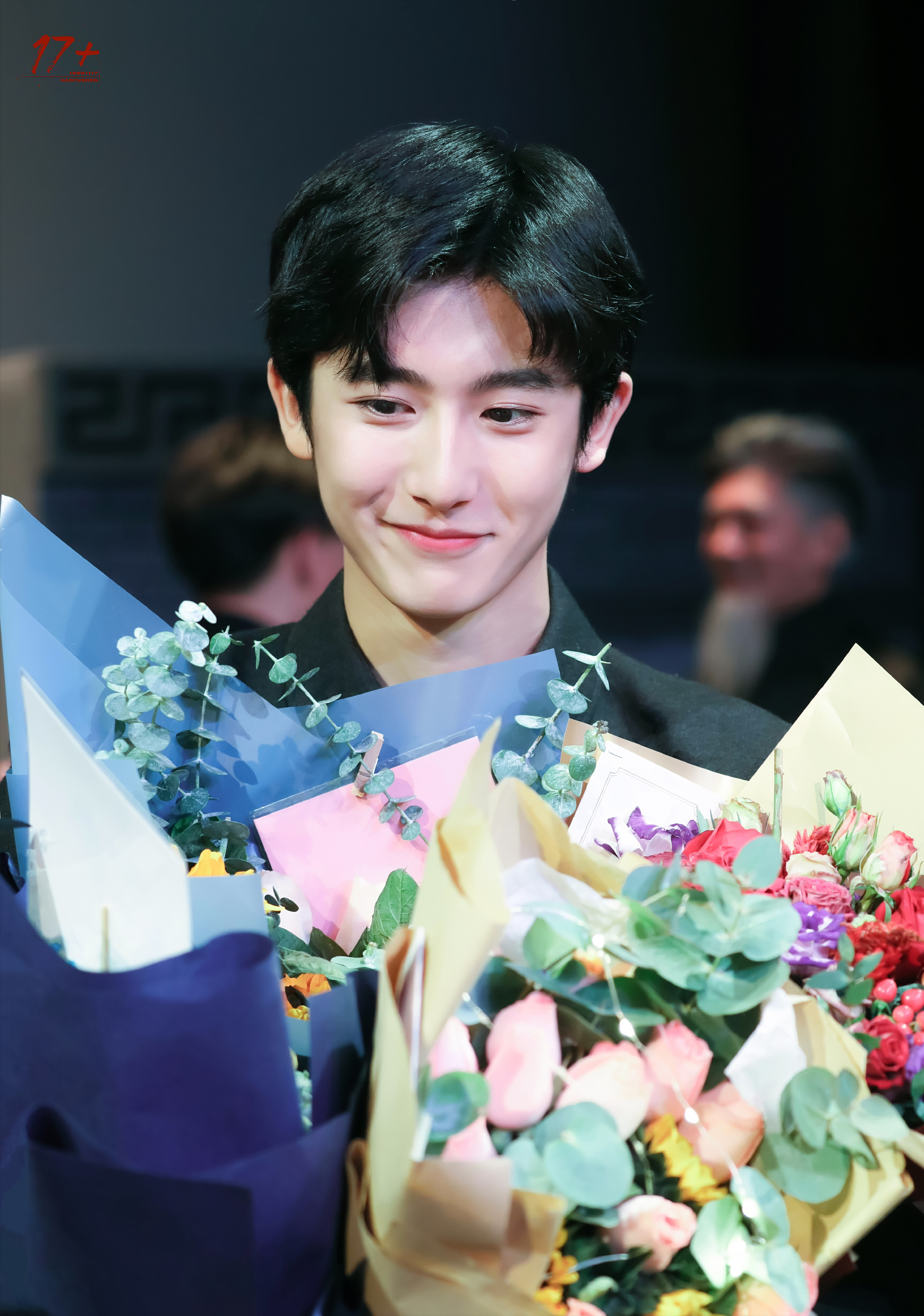 北电无滤镜毕业照曝光：关晓彤周也同框比美，王俊凯比同学嫩太多