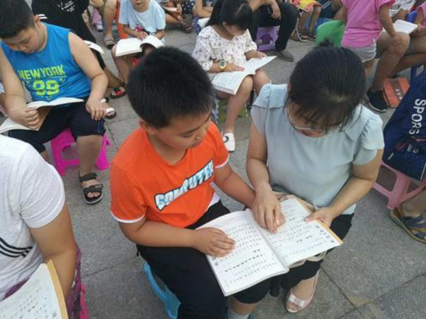 小学生作文“闹乌龙”，老师误认为在“开车”，网友：没有证据