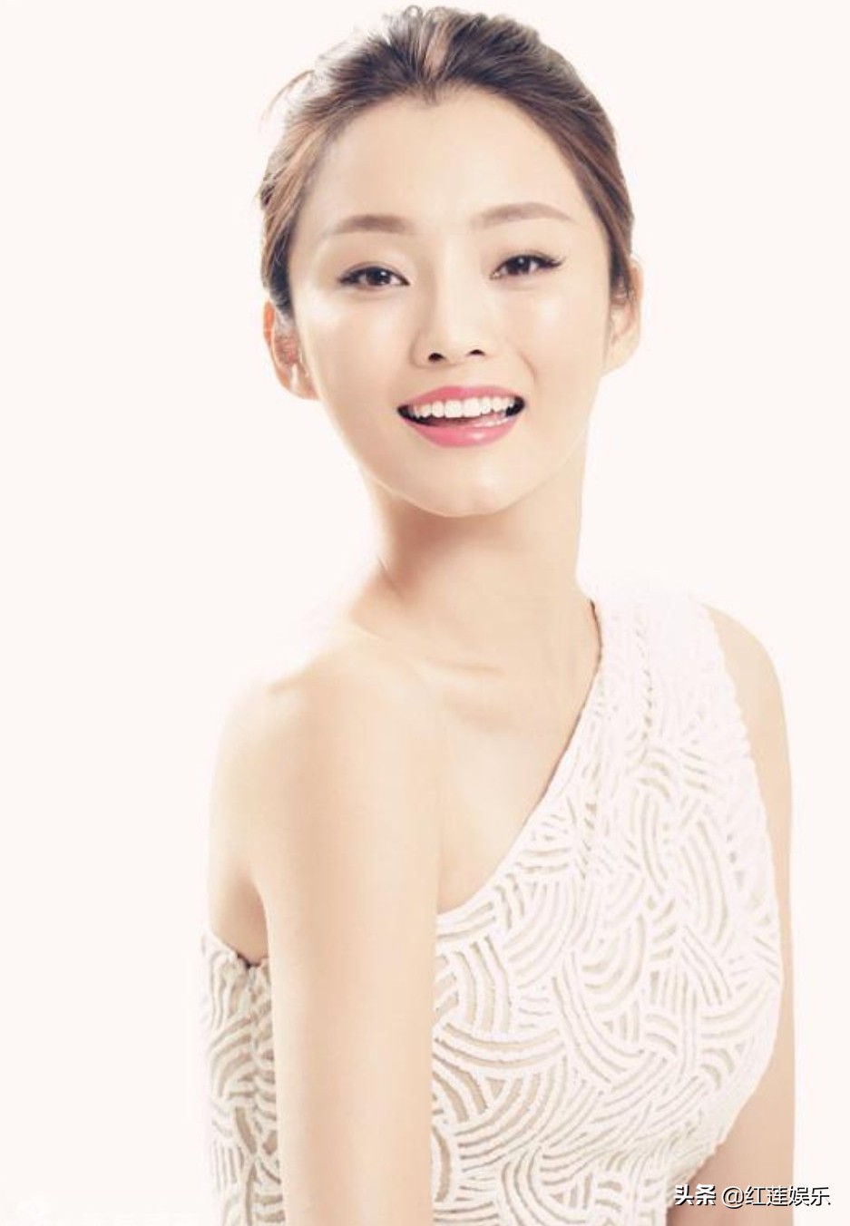 刘芊含,出生广西,10年在《三国》跑龙套,17版《射雕》的包惜弱