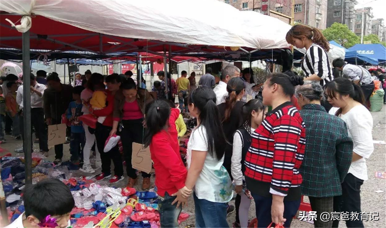 清华“女生节”横幅引热议，逐渐火爆的女生节，真的是女生福利吗
