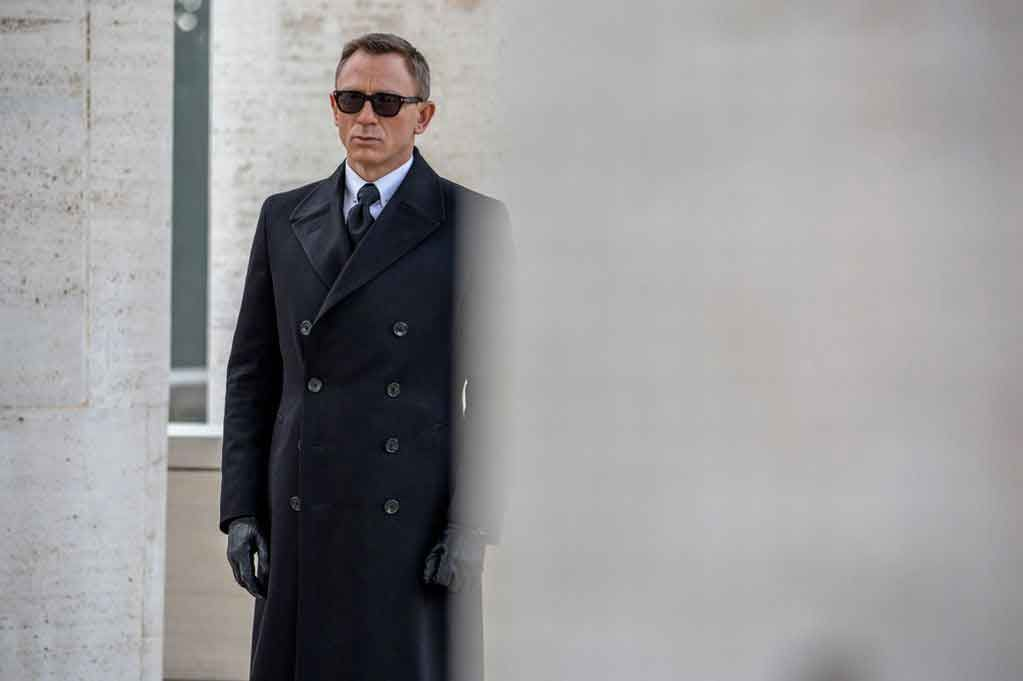 007、普京冬天出门都在穿大衣，男人怎么穿大衣显贵显帅？