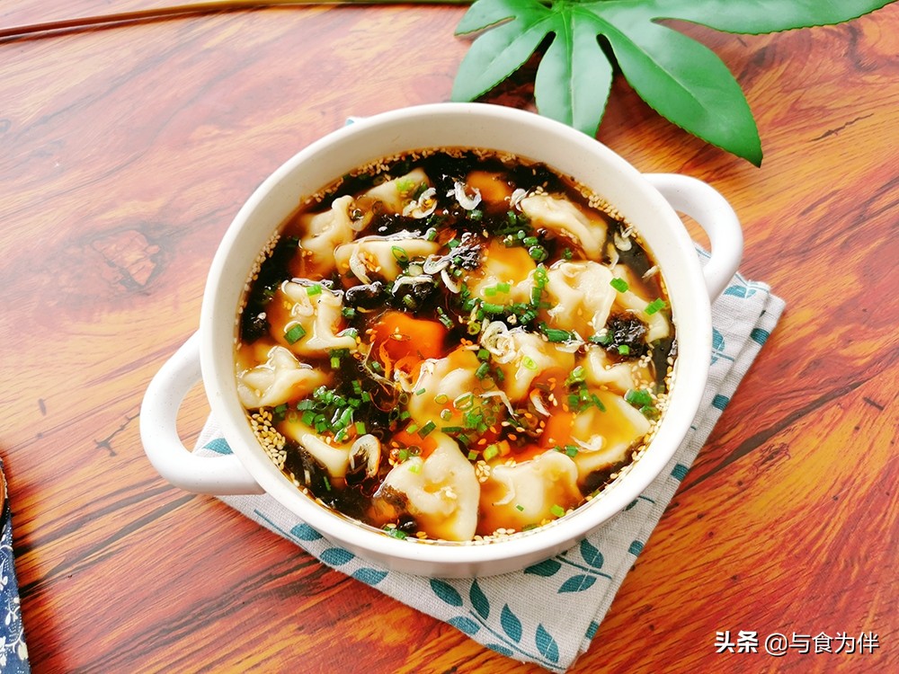 做酸汤水饺，熬“甜醋”是关键，酸爽够味真过瘾，天冷吃着直冒汗