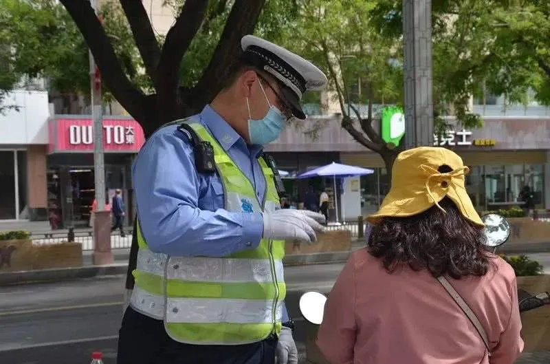 不戴头盔怎么处罚仅限摩托车及轻便摩托车不戴头盔的处罚