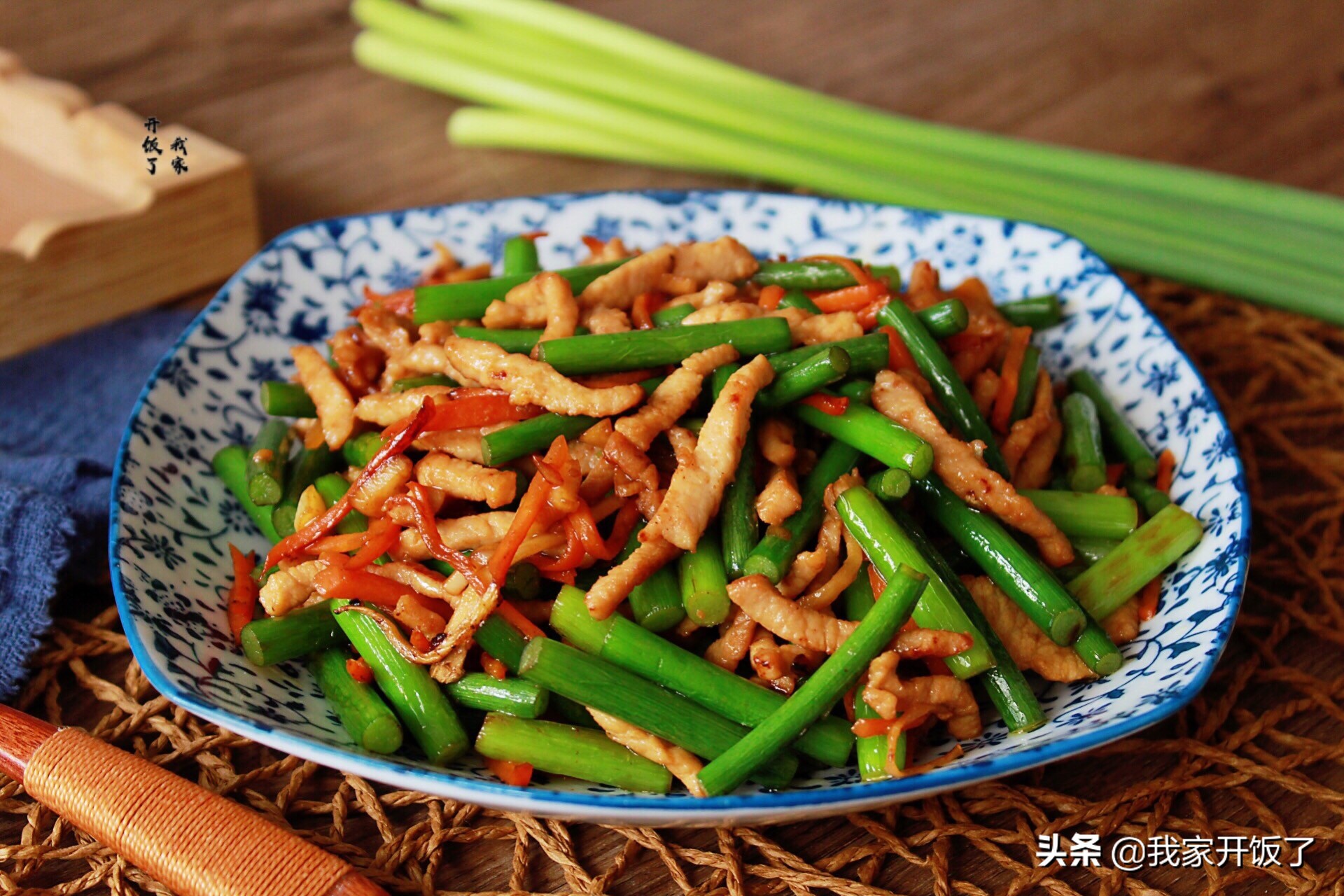 蒜苔炒肉这么做太费米饭了(蒜苔炒肉的做法)