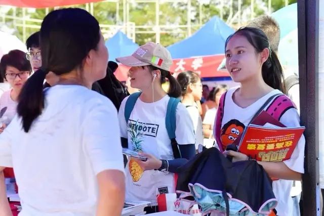 学生418分被本科院校录取，每年学费为2.2万，家长不淡定了