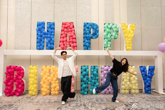 袁咏仪逛街被偶遇，买完包不忘给老公张智霖买衣服，好甜蜜