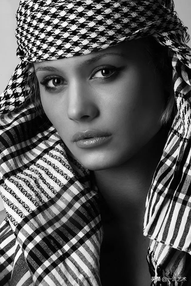 莫斯科摄影师镜头下的女人肖像，黑白唯美