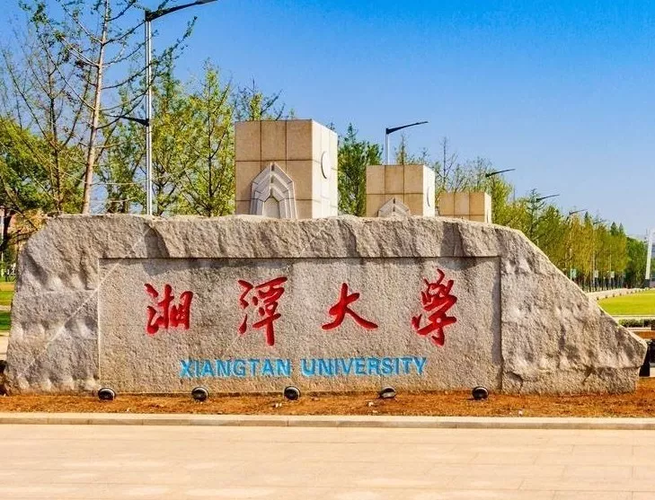 武汉大学校徽上毛泽东的题字，竟是写给她的......