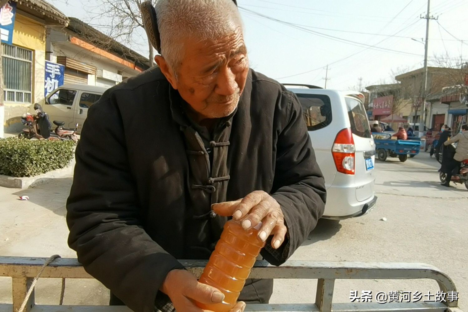 78岁老人养蜂52年有经验，用小木棍辨真假蜂蜜，办法妙