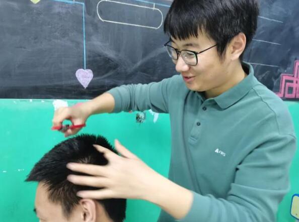 高考前，老师给学生买“神秘礼物”羡煞旁人，这是什么神仙老师？