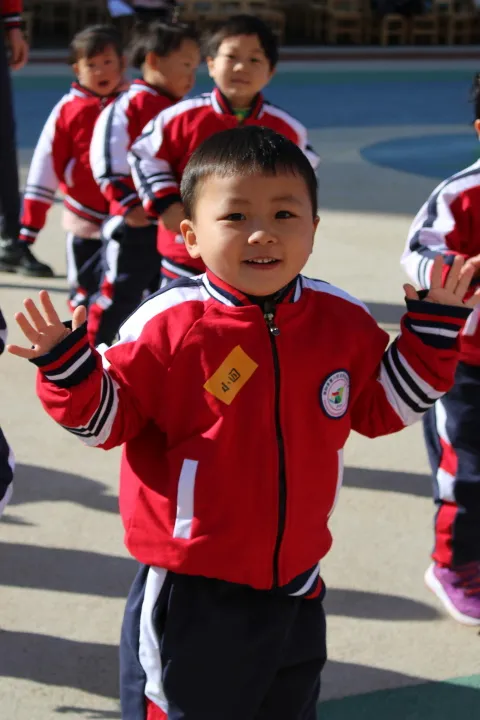 南阳市第二完全学校幼儿园萌娃出击 快乐运动