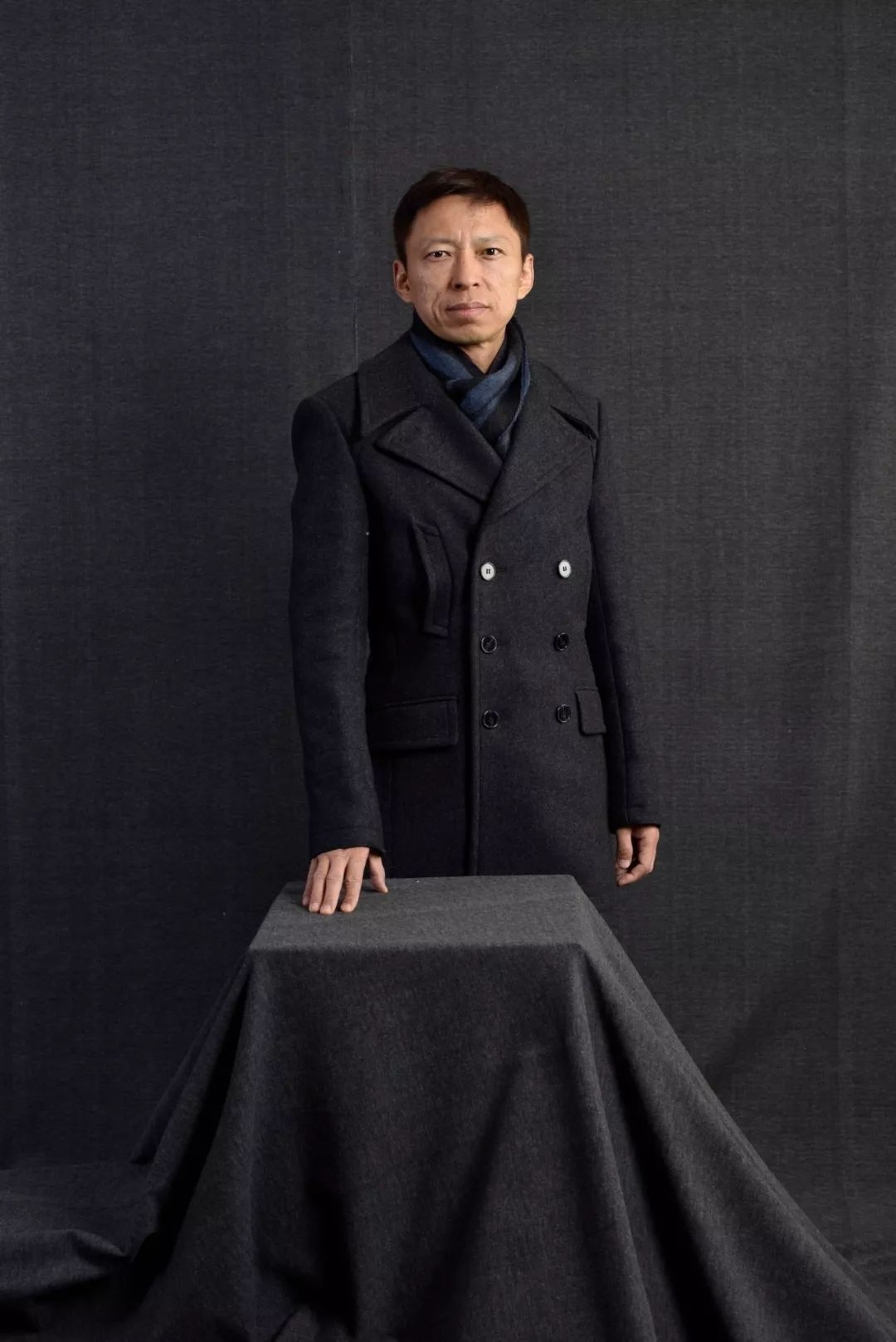 007、普京冬天出门都在穿大衣，男人怎么穿大衣显贵显帅？