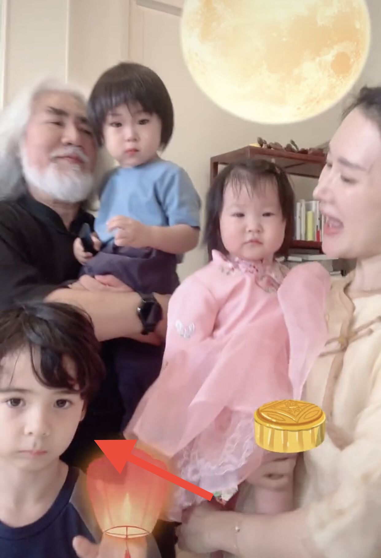 和谁生的70岁张纪中晒全家福庆中秋混血儿子罕见露面曾否认其是私生子