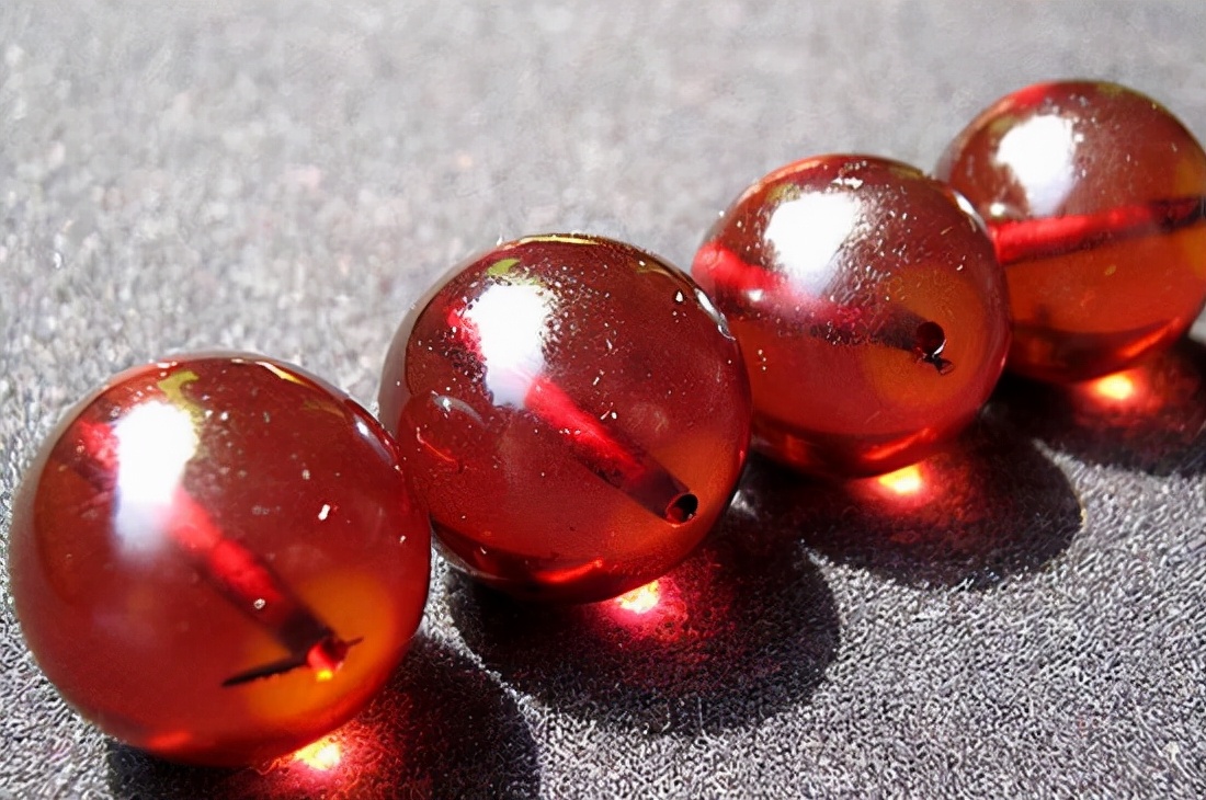 血珀的鉴定和价格使用务优手电筒辨别真假血珀收藏知识