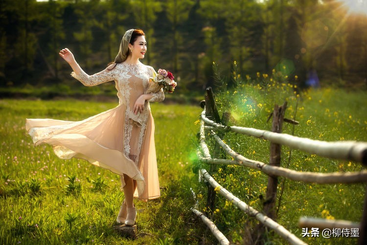 中老年女性如何拍摄唯美人像?解锁25个摄影姿势,自然优雅又年轻