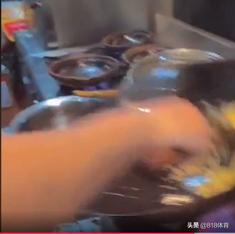 兄妹共进步!全红婵为厨师大哥庆生,哥哥初二辍学16岁杂工20岁掌勺