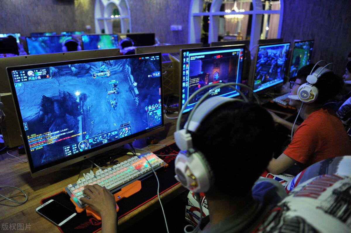 河南老板开网吧,上网不要钱还给顾客发工资,1年营收100万,真贼