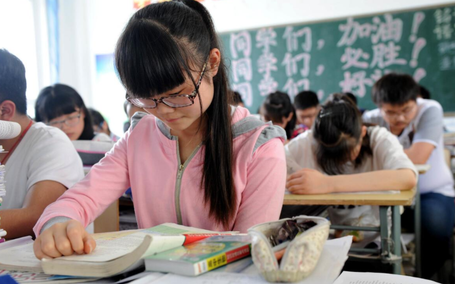 “双减”政策落地，民办和公办学校差距截然不同，选错悔不当初