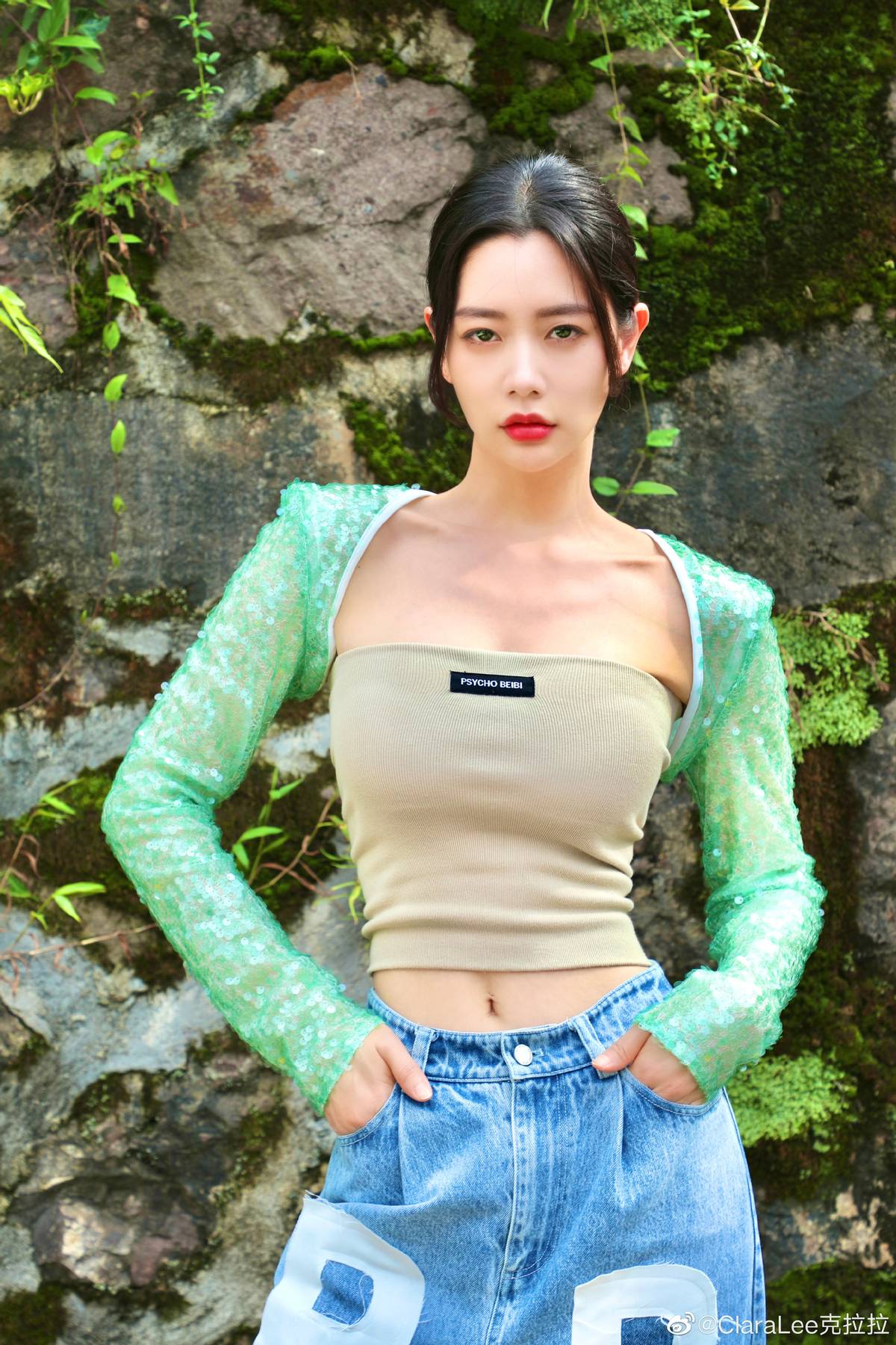 亞洲第一美女克拉拉秀身材，故意把肩帶拉下露肩，穿短裙秀大長腿