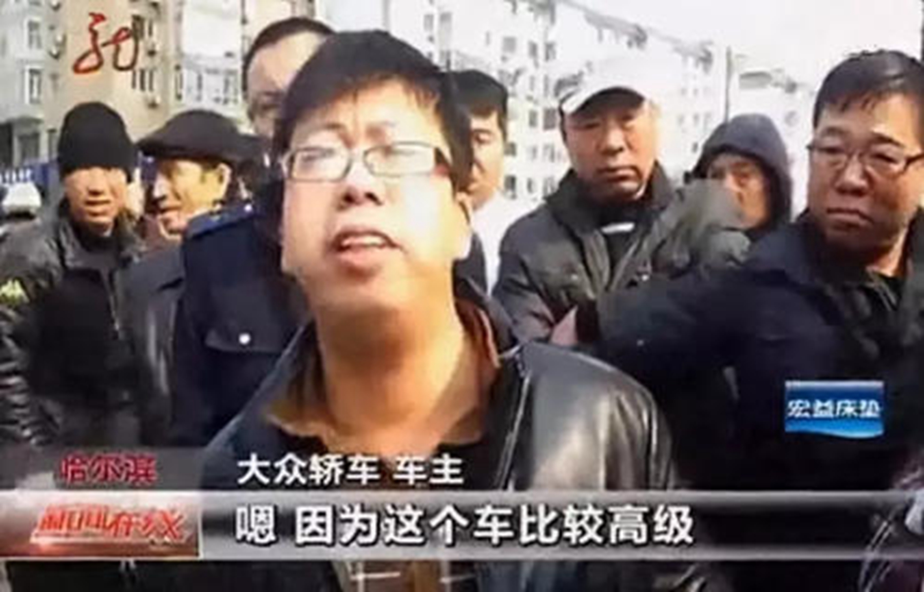 大众又开始断轴？探岳当场“断腿”，网友：怪10cm路沿石太高