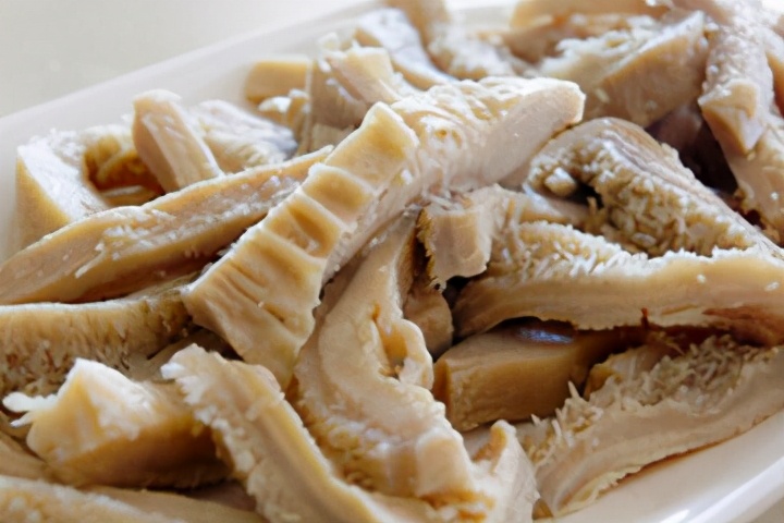 是:瘤胃,瓣胃,网胃和皱胃,如果你记不住的话只需要知道牛草肚就是瘤胃