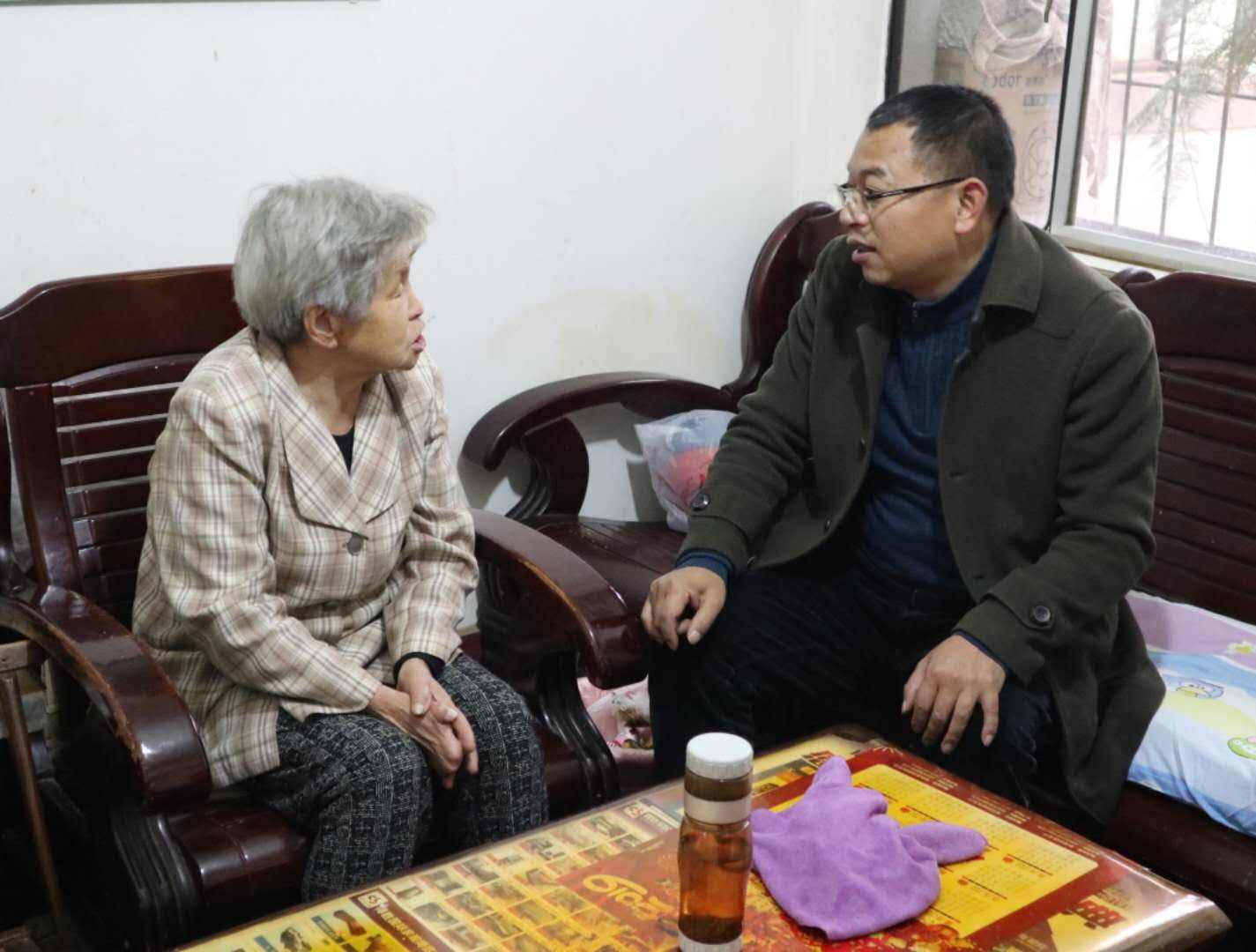 “没公德心”免费坐车大妈逼让座，孕妈拿出孕检报告，怒怼大妈
