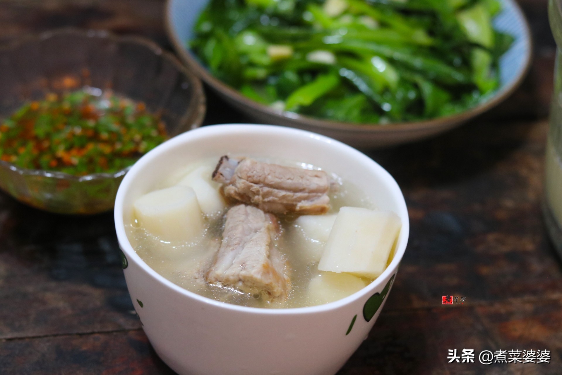 炖排骨时，谨记“二放三不放”，排骨香味十足，鲜嫩还没有腥味