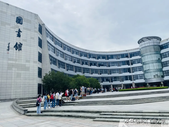 太拼了！每天一早学生都要排队占位，暑假里学校最热闹地方在这里！