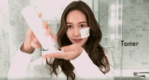 皮肤暗沉发黄的女人，睡前这样护肤，肌肤白嫩，素颜出门也不怕