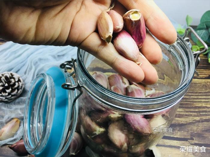 教你一种保存大蒜的好方法，一年不会发芽枯萎，简单方便