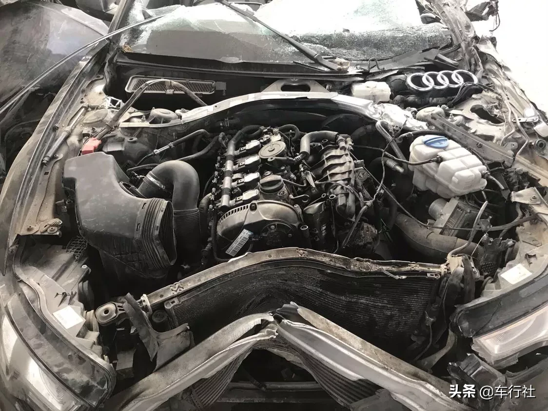 多少钱收购划算？奥迪A6L 2.0T前脸事故，车顶被掀翻！